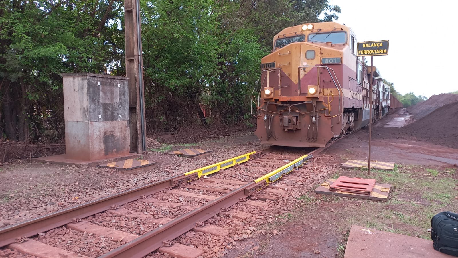 Locomotora sobre la báscula ferroviaria dinámica