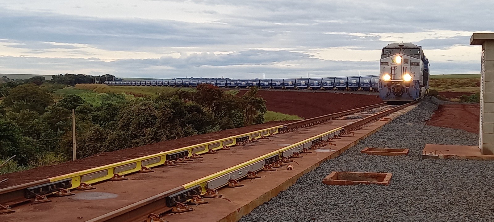 Tren de mineral llegando a la báscula