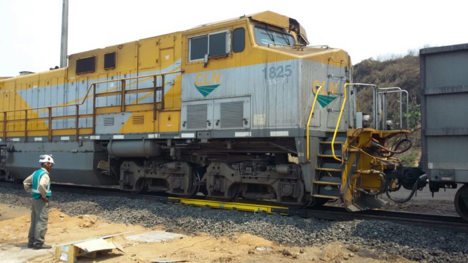 Locomotora en la báscula con un técnico de MASSA