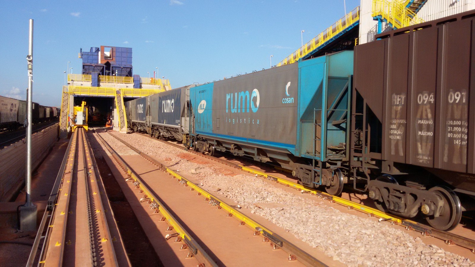 Vagones Rumo en una terminal portuaria