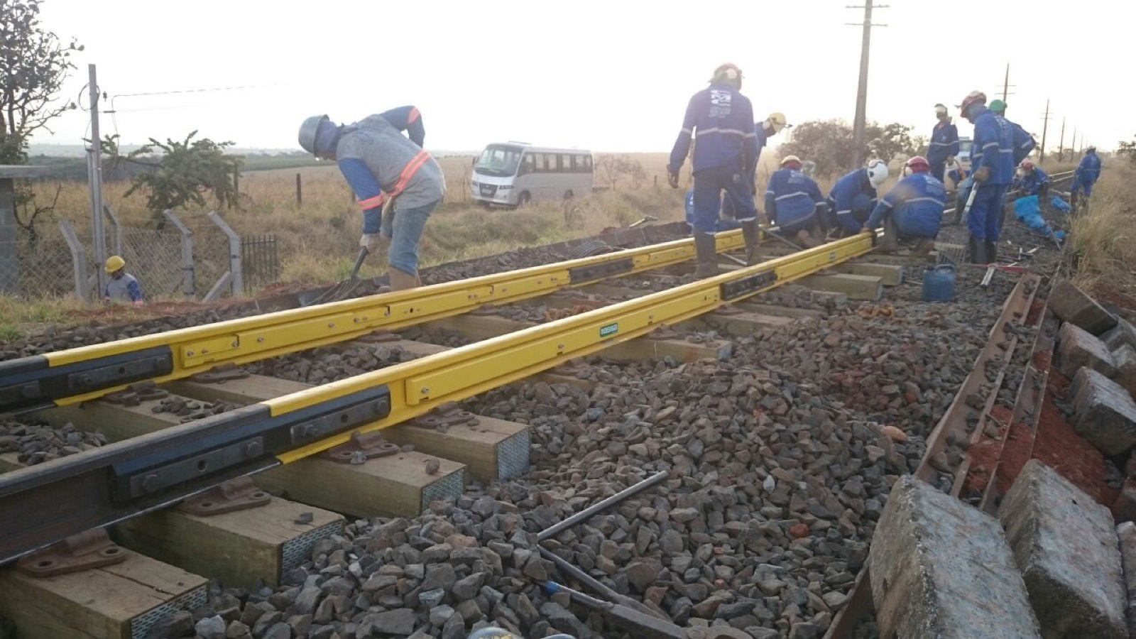 Equipo MASSA instalando la báscula en la vía