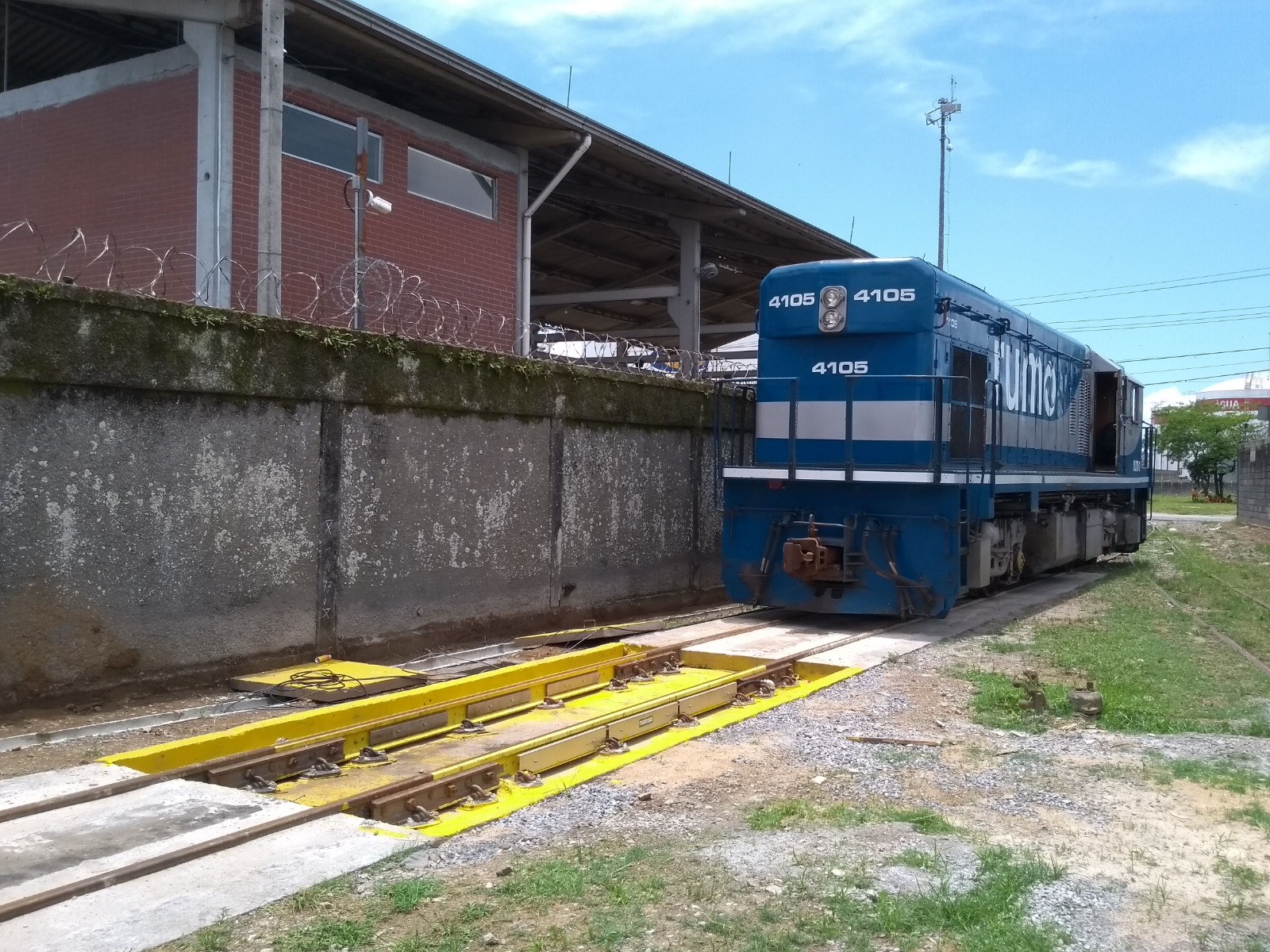 Locomotora en el patio sobre la báscula MASSA