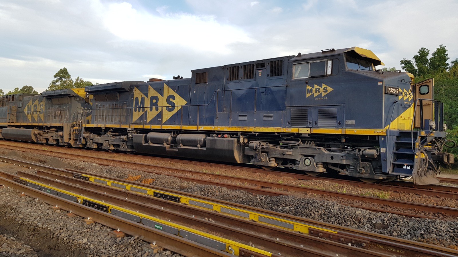 Locomotora maniobrando sobre la báscula MASSA