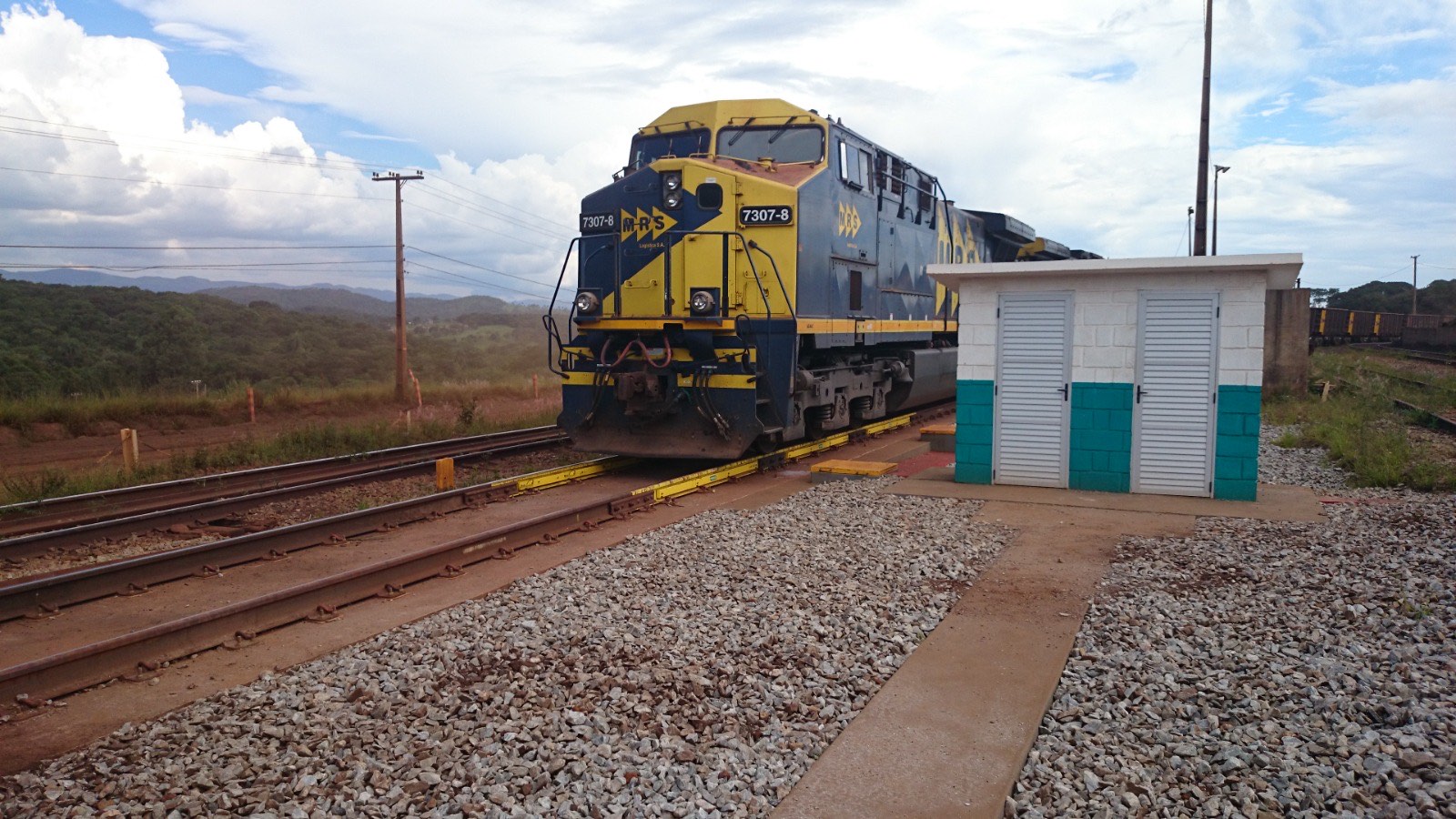 Locomotiva MRS sobre a balança MASSA