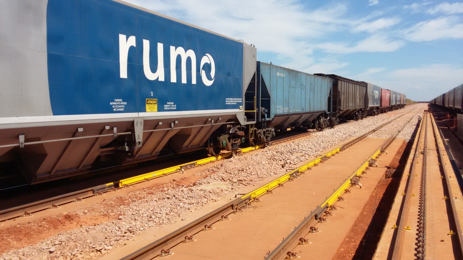 Câmera IP industrial do sistema OCR MASSA em ambiente ferroviário