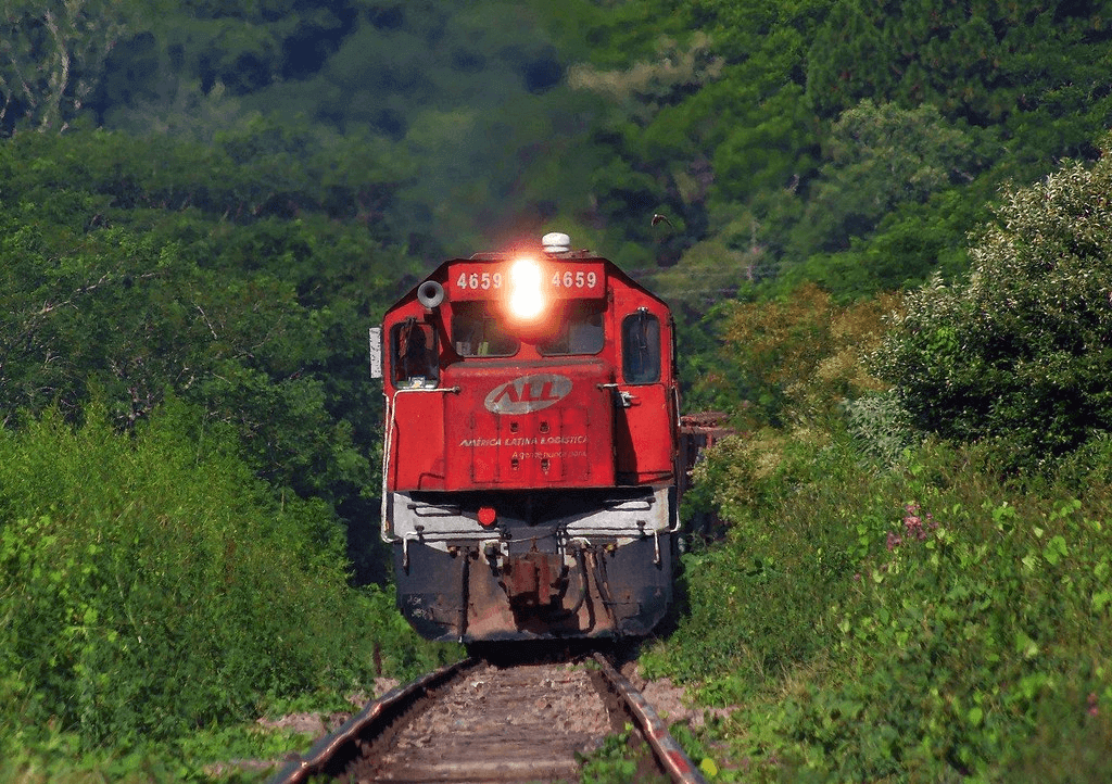 Tiro de ação com homem pulando do trem cena dinâmica com vagão de