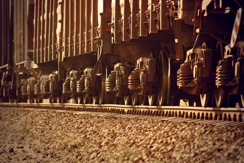 vagões de trem sobre trilhos