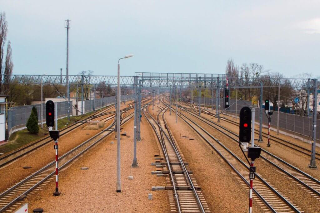 ferrovia com sinalizações