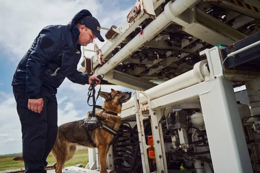 policial com cachorro